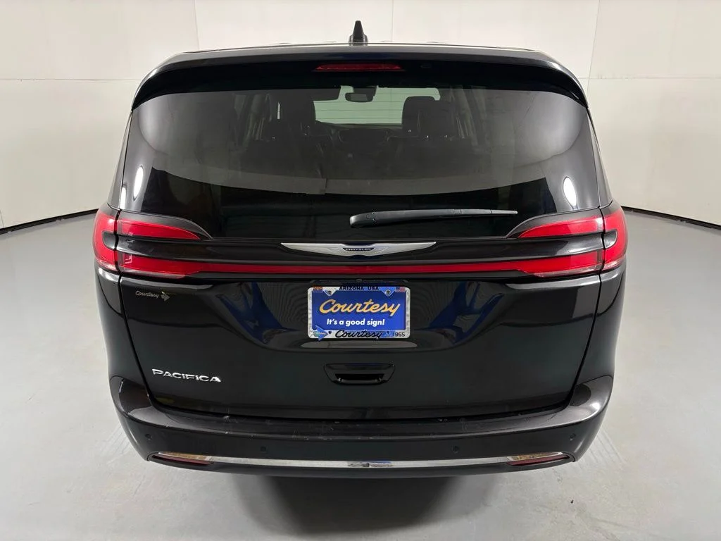 Used 2023 Black Chrysler Touring L image 7