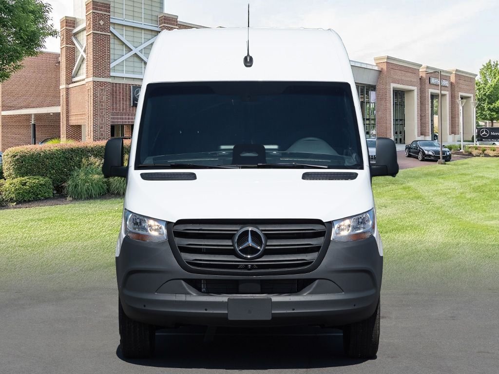 New 2026 Arctic+White Mercedes-Benz Cargo 170 WB image 2