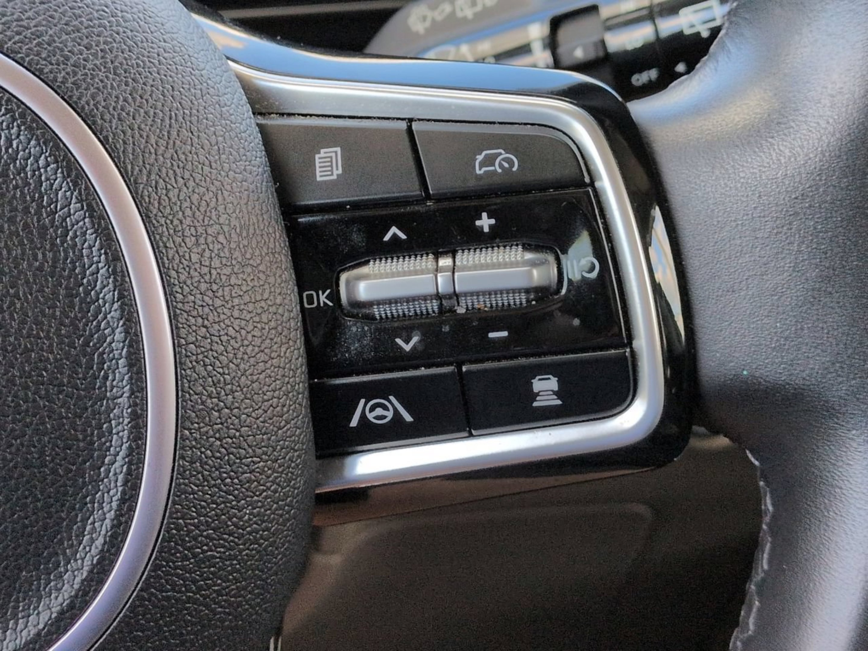 Certified Used 2025 Snow White Pearl Kia LXS image 25