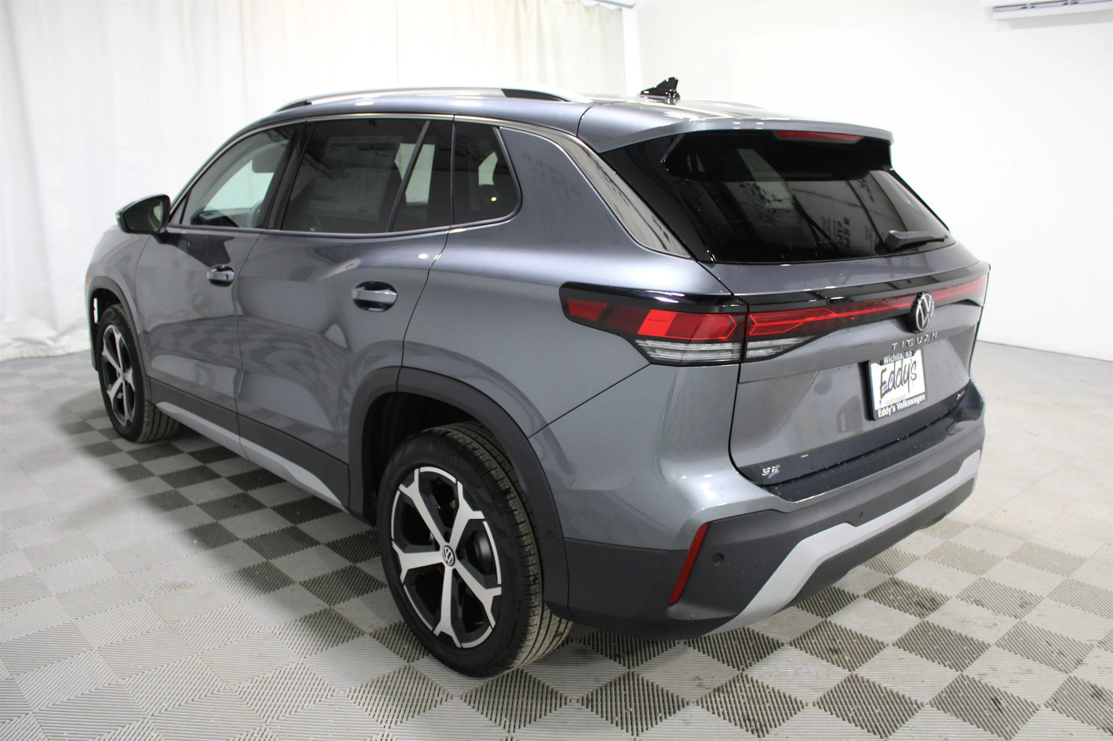 New 2026 Platinum Gray Metallic Volkswagen SE image 28