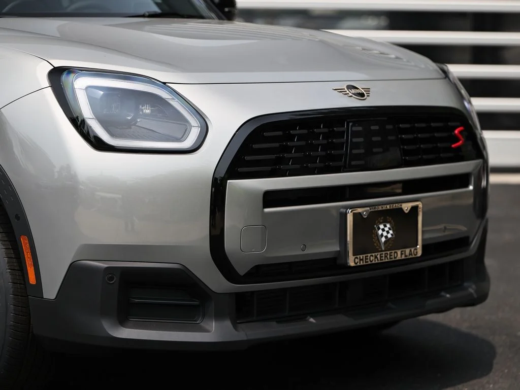 New 2027 Silver MINI Signature Plus image 2
