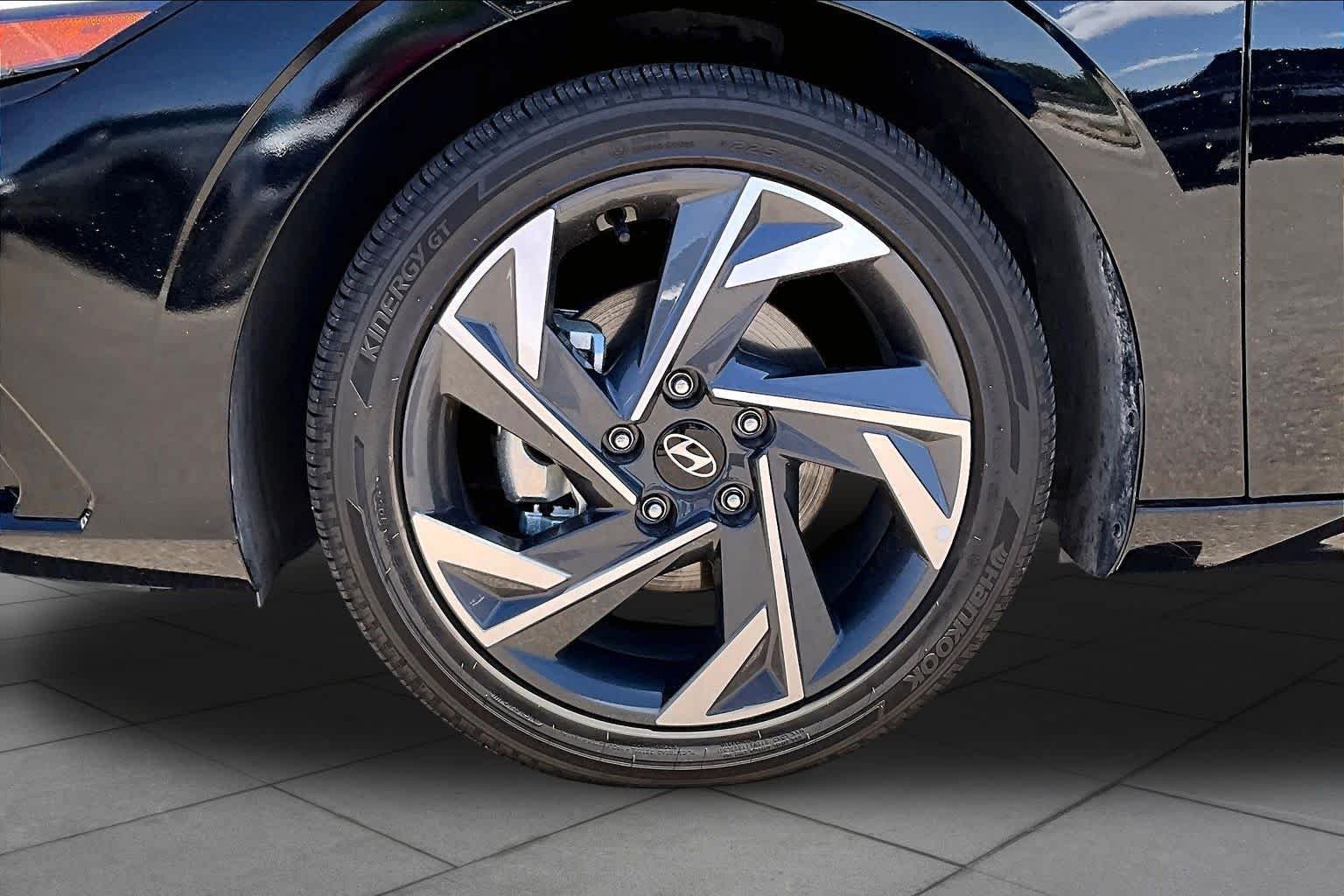 Used 2025 Abyss Black Hyundai Limited image 11