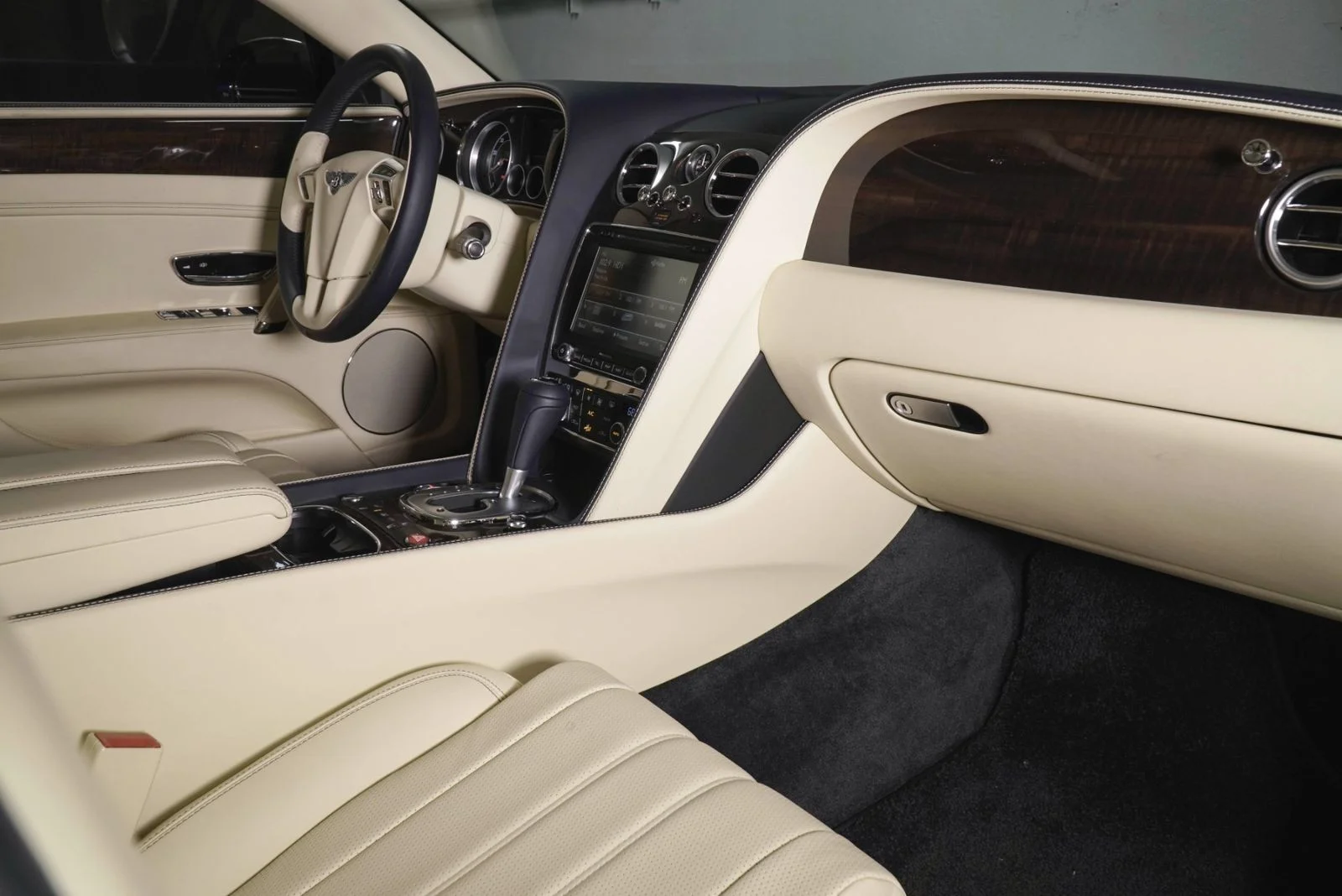 Used 2014  Bentley  image 2
