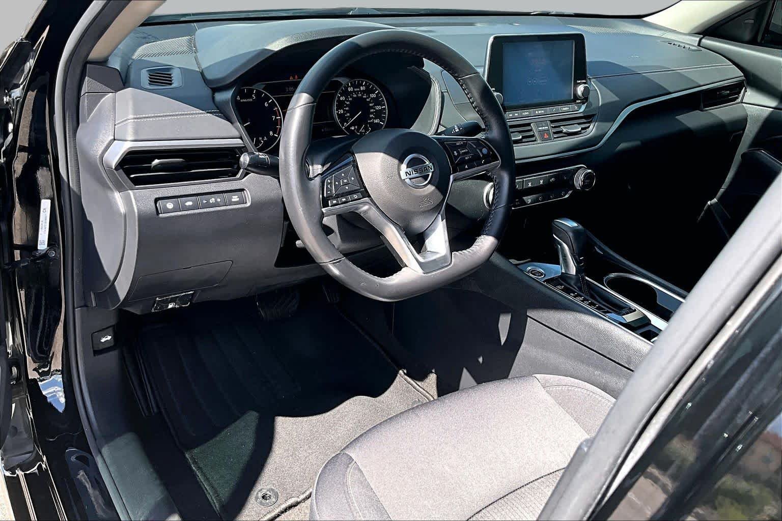 Used 2022 Super Black Nissan 2.5 SV image 18