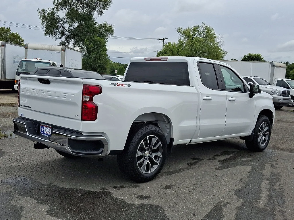 Used 2024 Summit White Chevrolet LT image 12