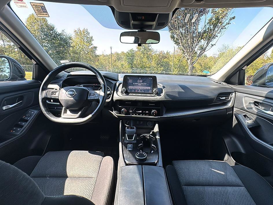 Used 2025 Super Black Nissan SV image 28