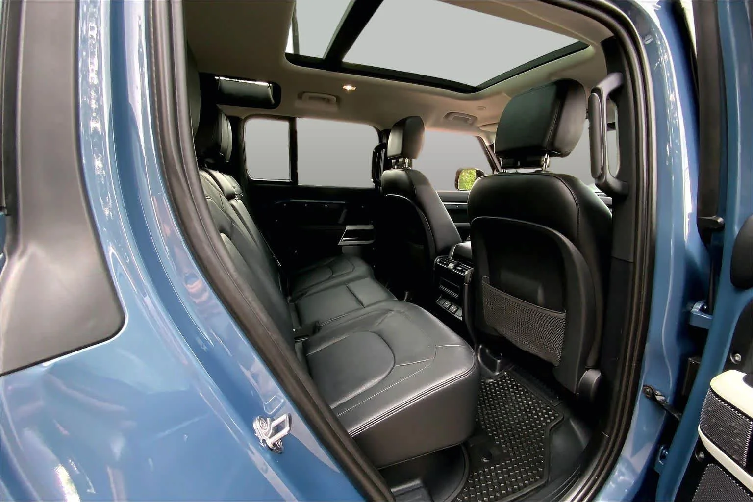 Used 2024 Tasman Blue Metallic Land Rover S image 18