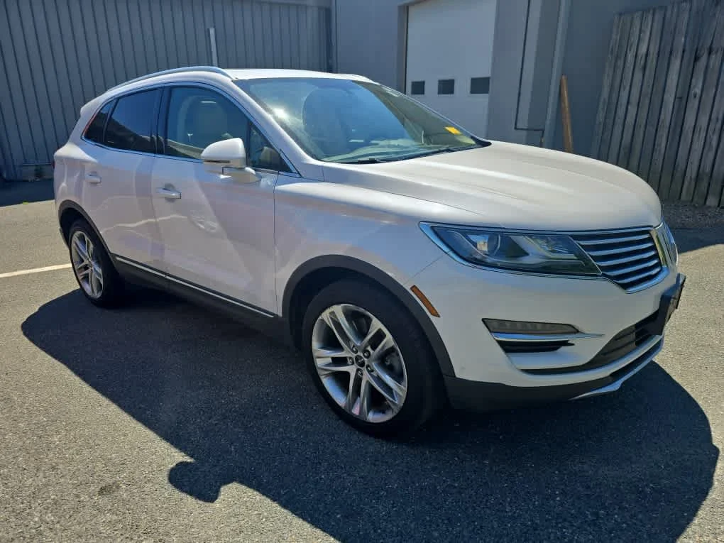 Used 2016 White Platinum Metallic Tri-Coat Lincoln Reserve image 3