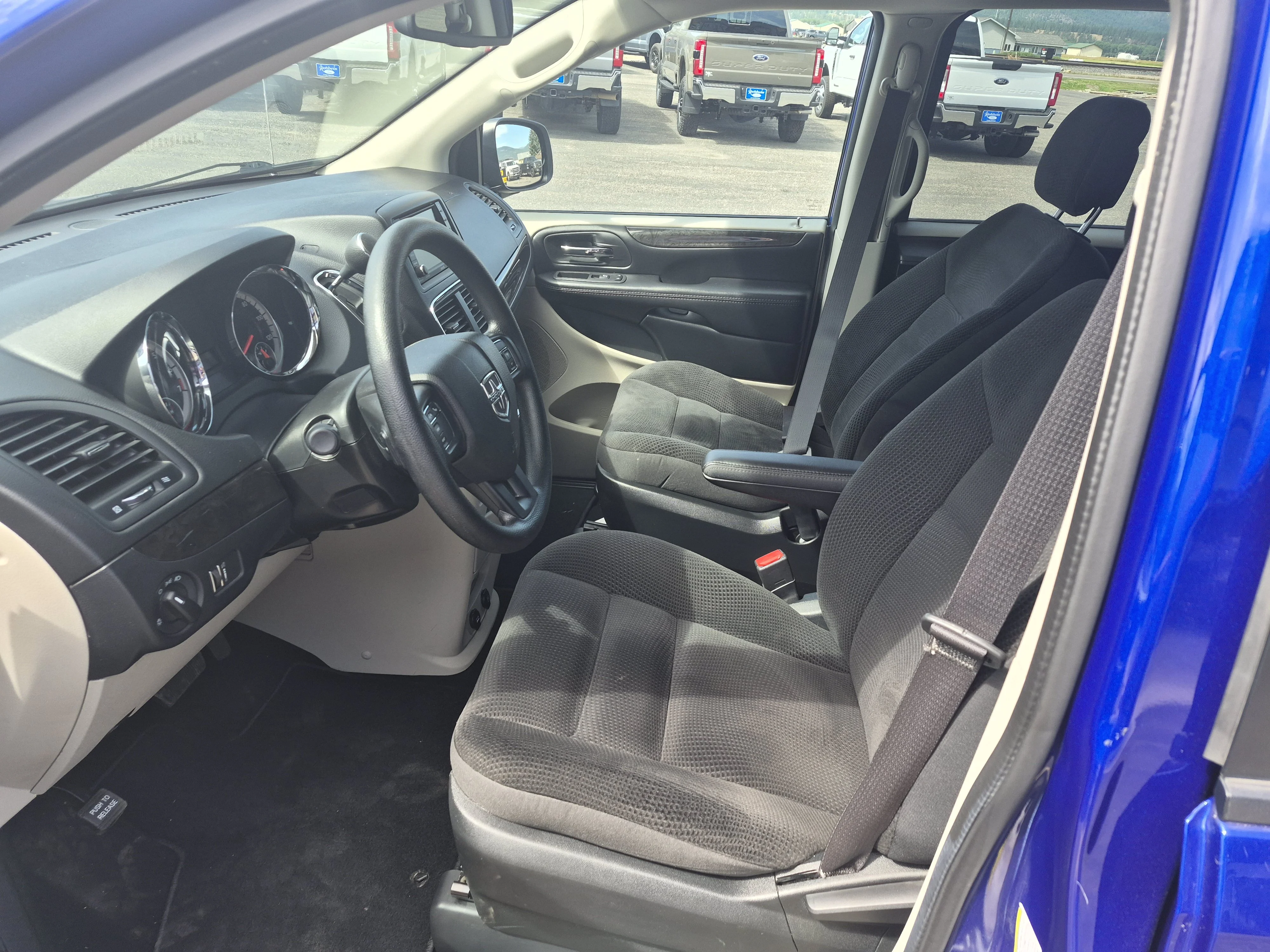 Used 2019 Blue Dodge SE image 2