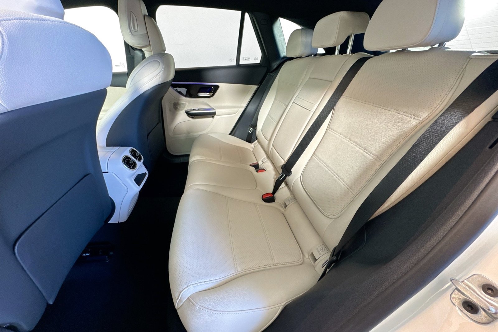 New 2026 Polar White Mercedes-Benz GLC 300 image 21
