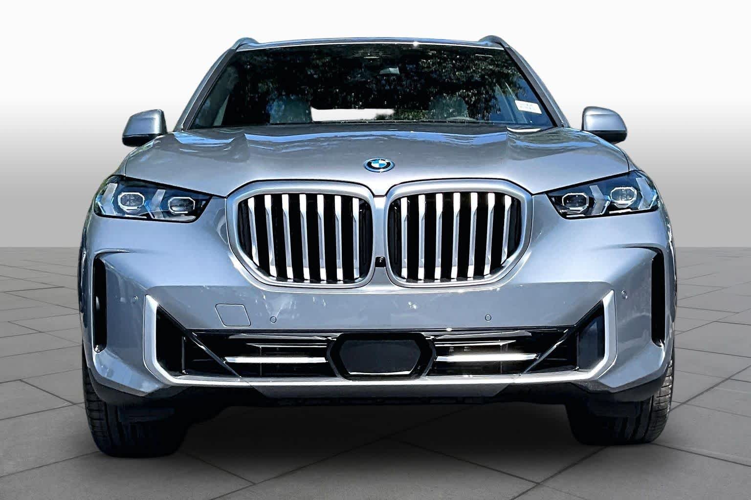 New 2026 Skyscraper Grey Metallic BMW xDrive50e image 3