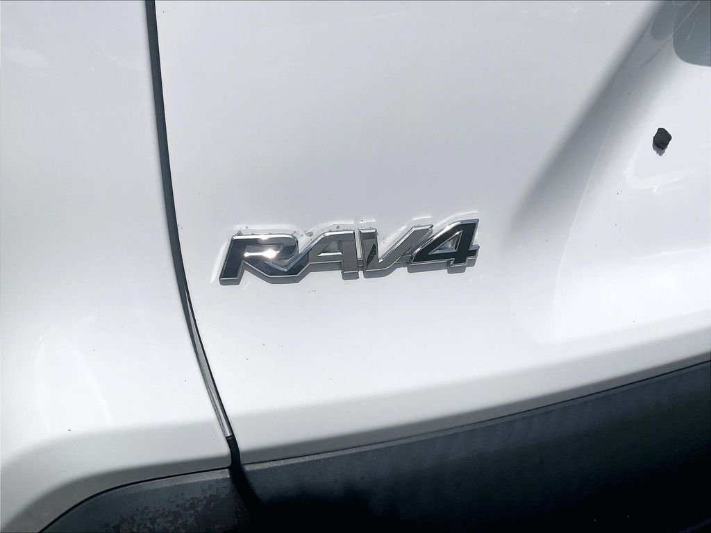 Used 2022 White Toyota XLE image 28