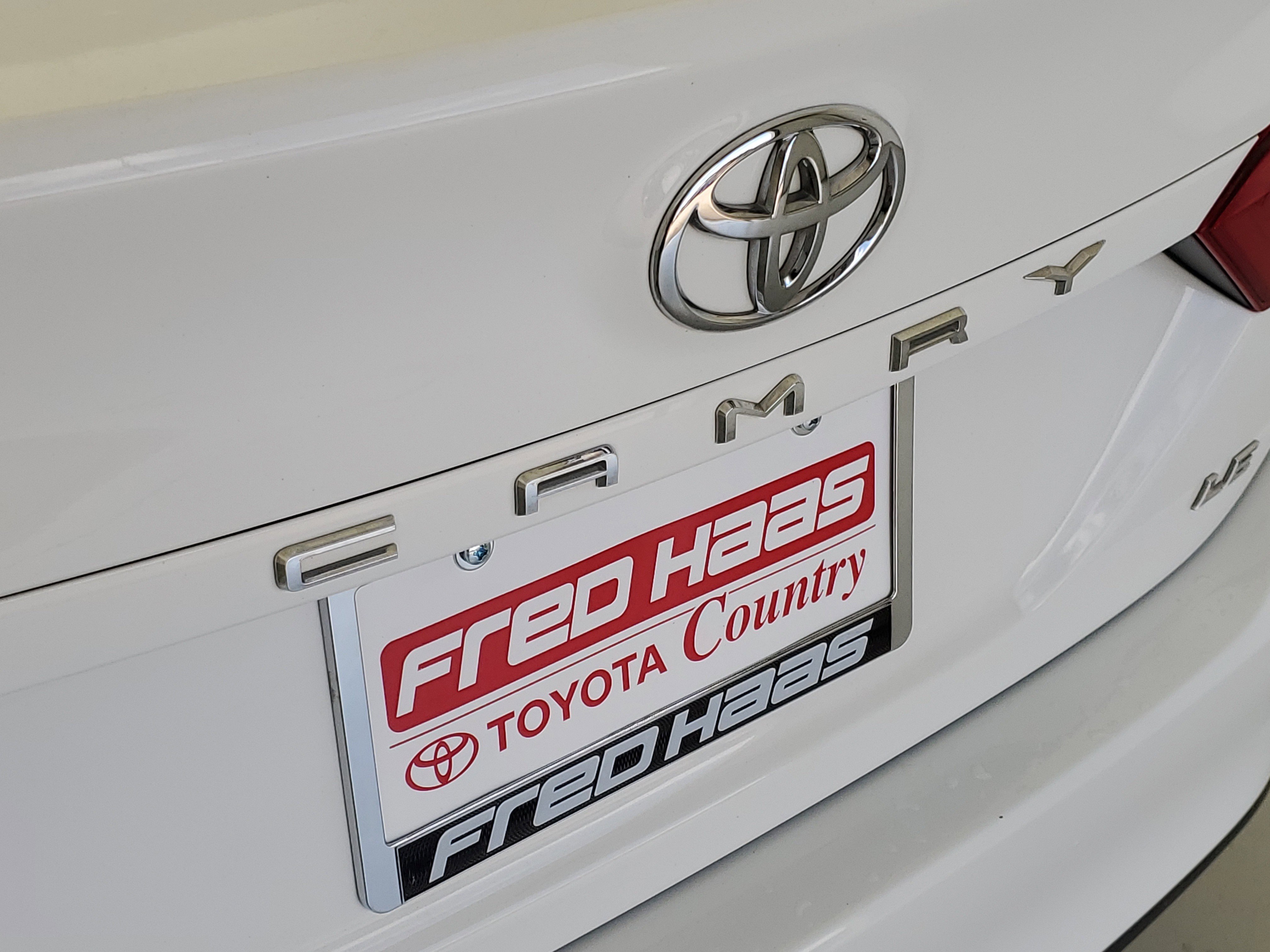 Used 2018 Super White Toyota LE image 8