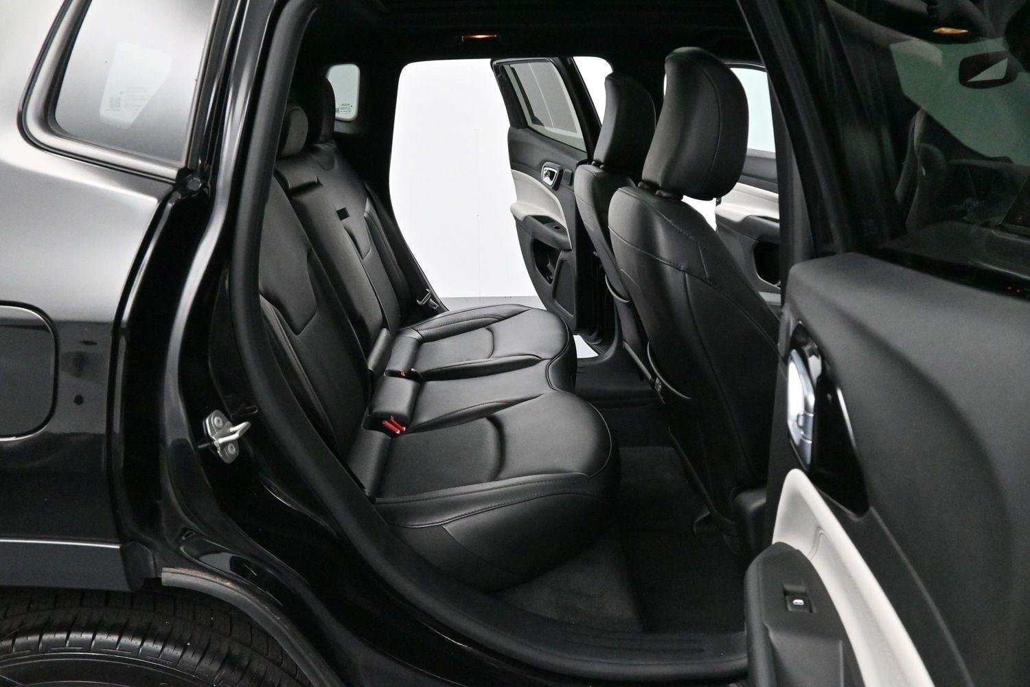 Used 2023 Diamond Black Crystal Pearlcoat Jeep Limited image 32