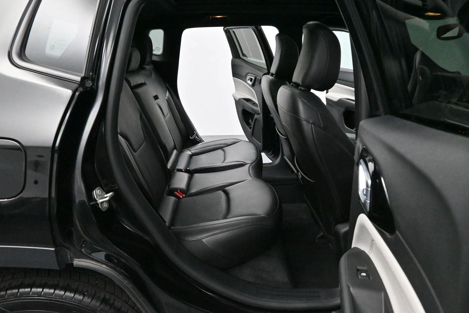 Used 2023 Diamond Black Crystal Pearlcoat Jeep Limited image 32