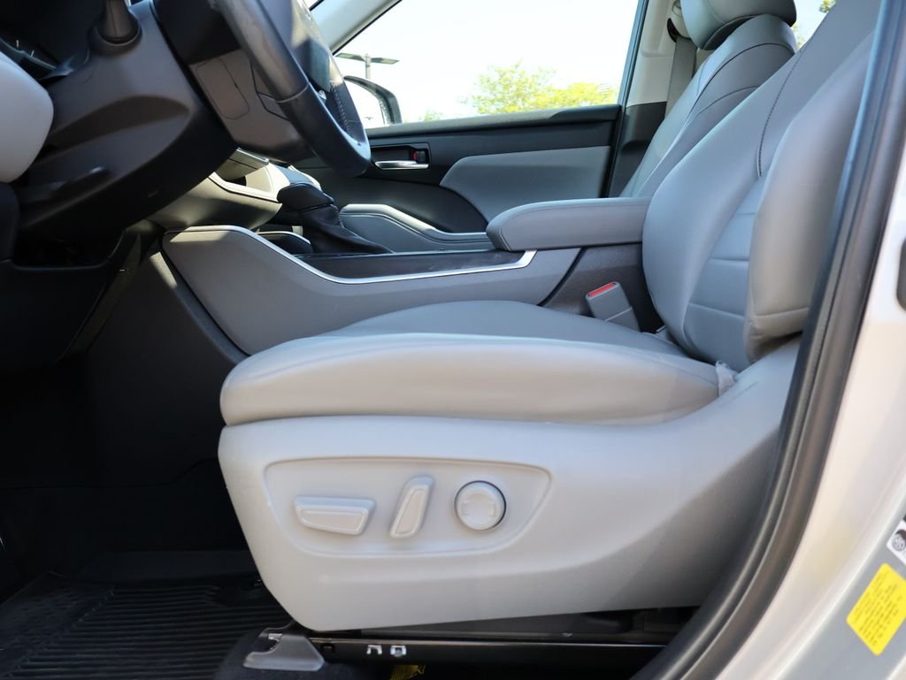 Used 2022 Silver Toyota XLE image 32