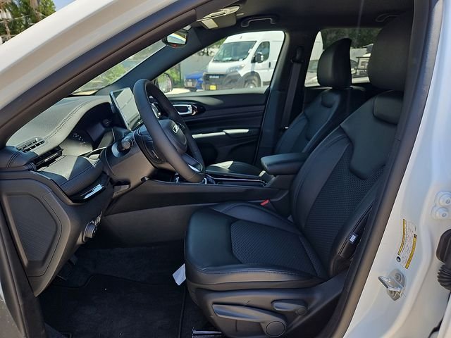 New 2026 Bright White Clearcoat Jeep Latitude image 15