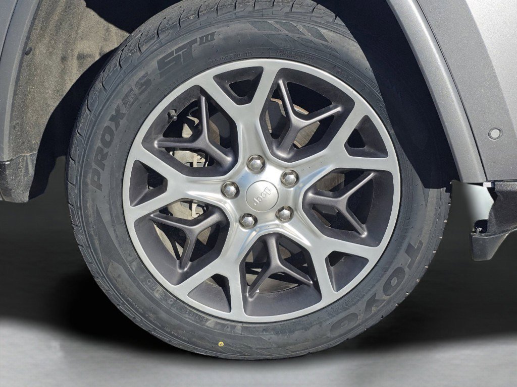 Used 2018 Billet Silver Metallic Clearcoat Jeep Limited image 20