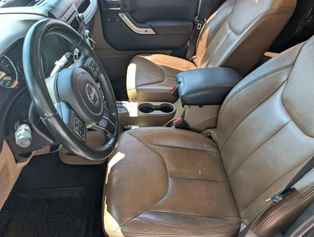 Used 2014 Crystal Metallic Jeep Unlimited Sahara image 8