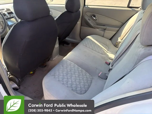 Used 2005 White Chevrolet  image 27