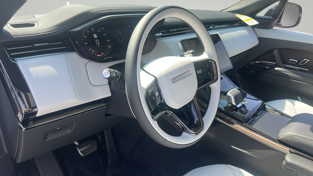 New 2026 Fuji White LAND ROVER Dynamic SE image 4