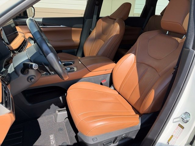 Used 2022 White INFINITI Sensory image 10