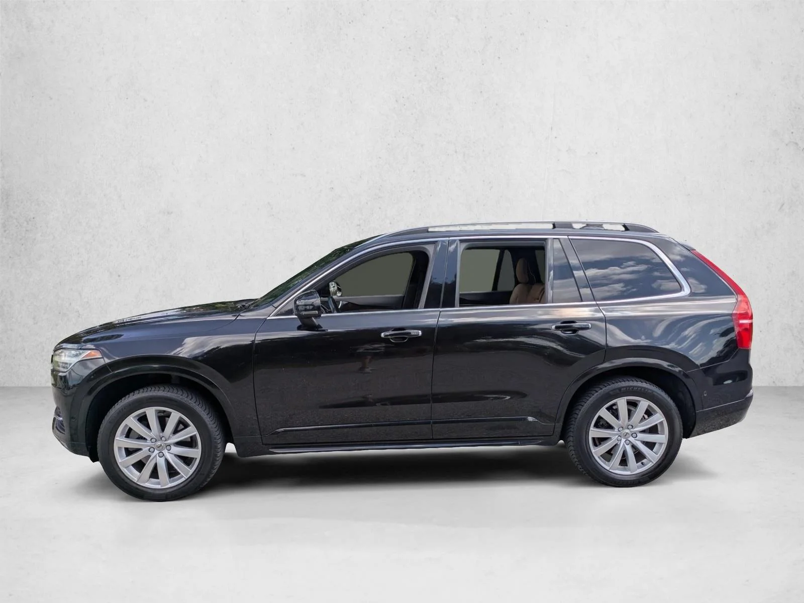 Used 2018 Onyx Black Metallic Volvo Momentum image 6