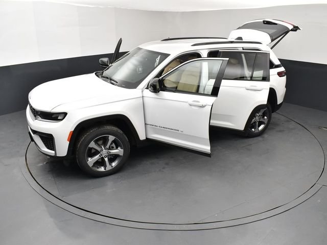 New 2026 Bright White Clear-Coat Exterior Paint Jeep Limited image 27