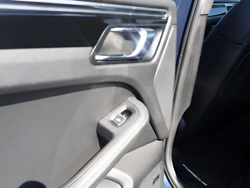 Used 2018  Porsche Base image 21