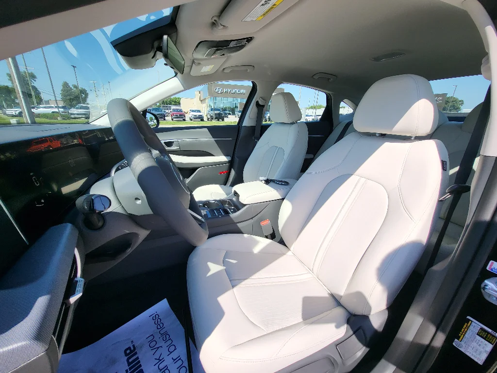 New 2026 Abyss Black Hyundai SE image 23