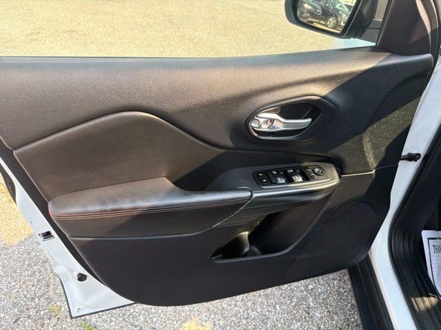 Used 2016 Bright White Clearcoat Jeep Trailhawk image 11