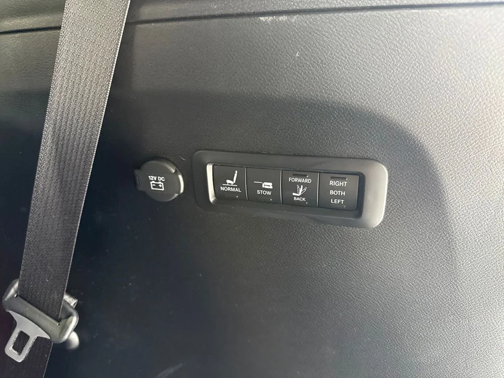 Used 2020 Black Chrysler Limited image 11