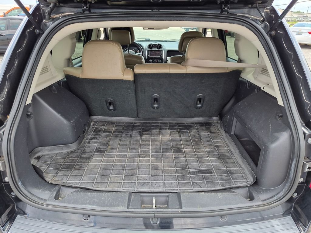 Used 2014 Black Jeep Latitude image 25