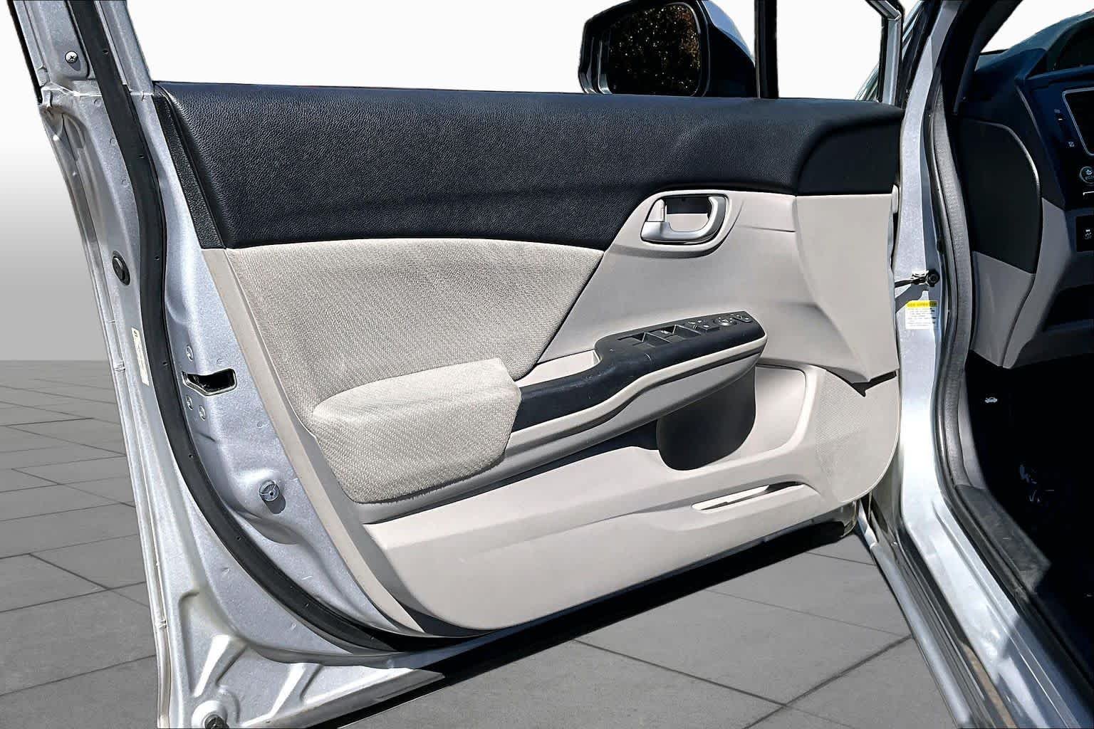 Used 2013 Alabaster Silver Metallic Honda LX image 21