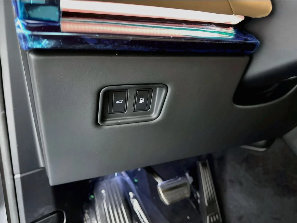 New 2026 Carpathian Grey Land Rover Dynamic SE image 10