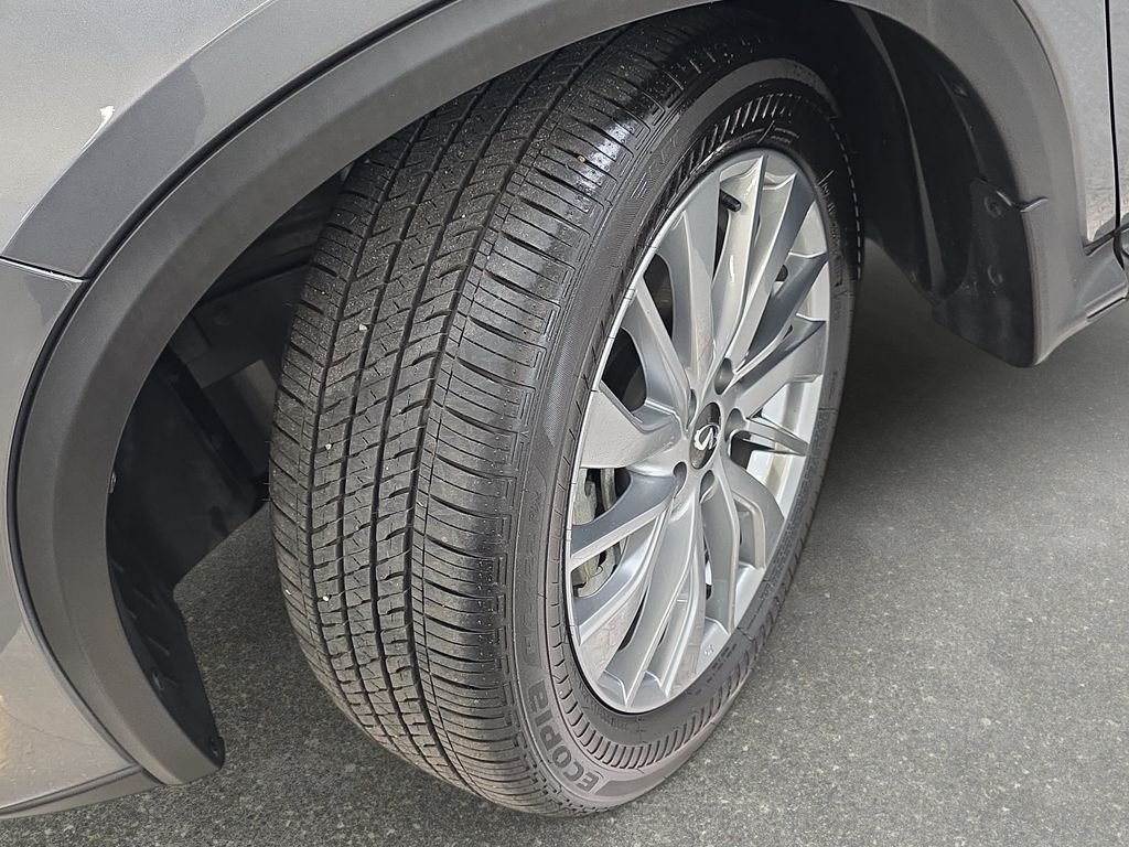 Certified Used 2025 Graphite Shadow INFINITI LUXE image 27