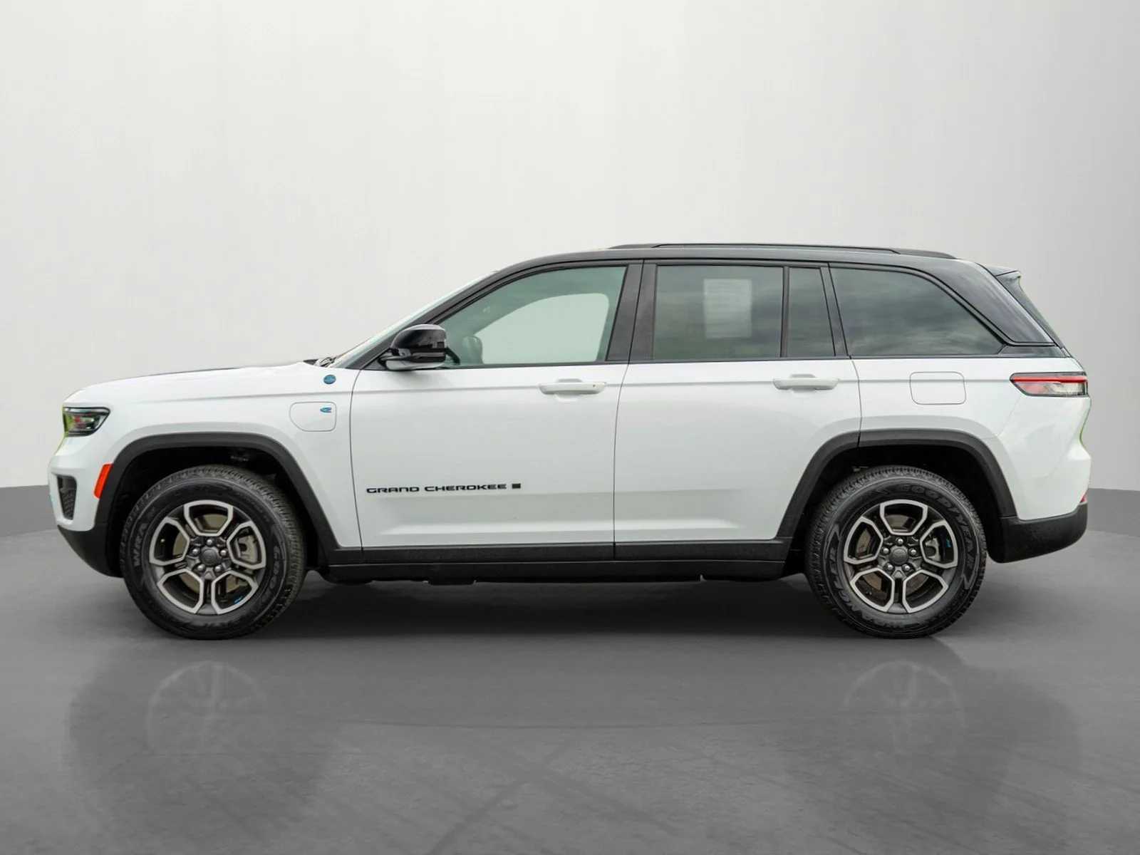 Used 2022 Bright White Clearcoat Jeep Trailhawk 4xe image 4