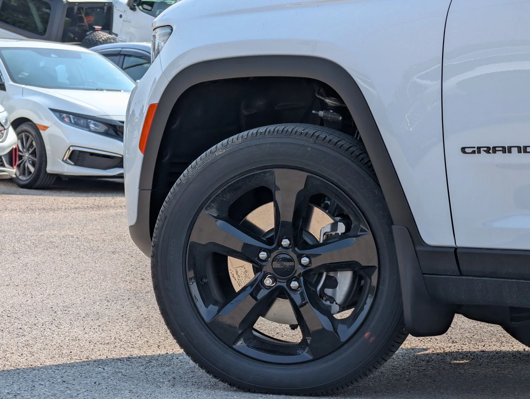 New 2026 White Jeep Altitude - - 4x4 - Power Sunroof - Trailer Tow Pkg - 20 Black Wheels - Remote Start & More! image 9