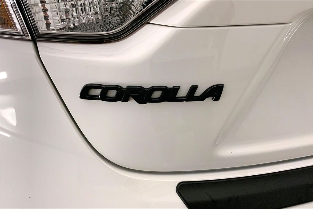 Used 2022 White Toyota SE image 7