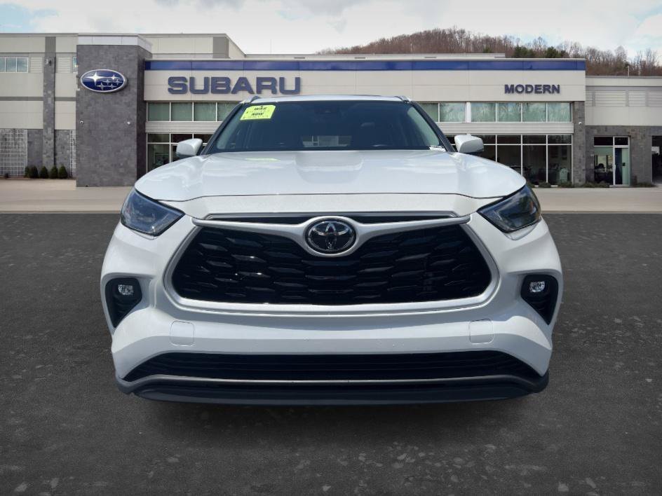 Used 2023 Pearl Toyota XLE image 2