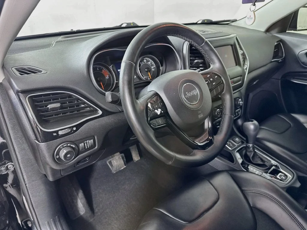 Used 2019 Black Jeep Latitude Plus image 10