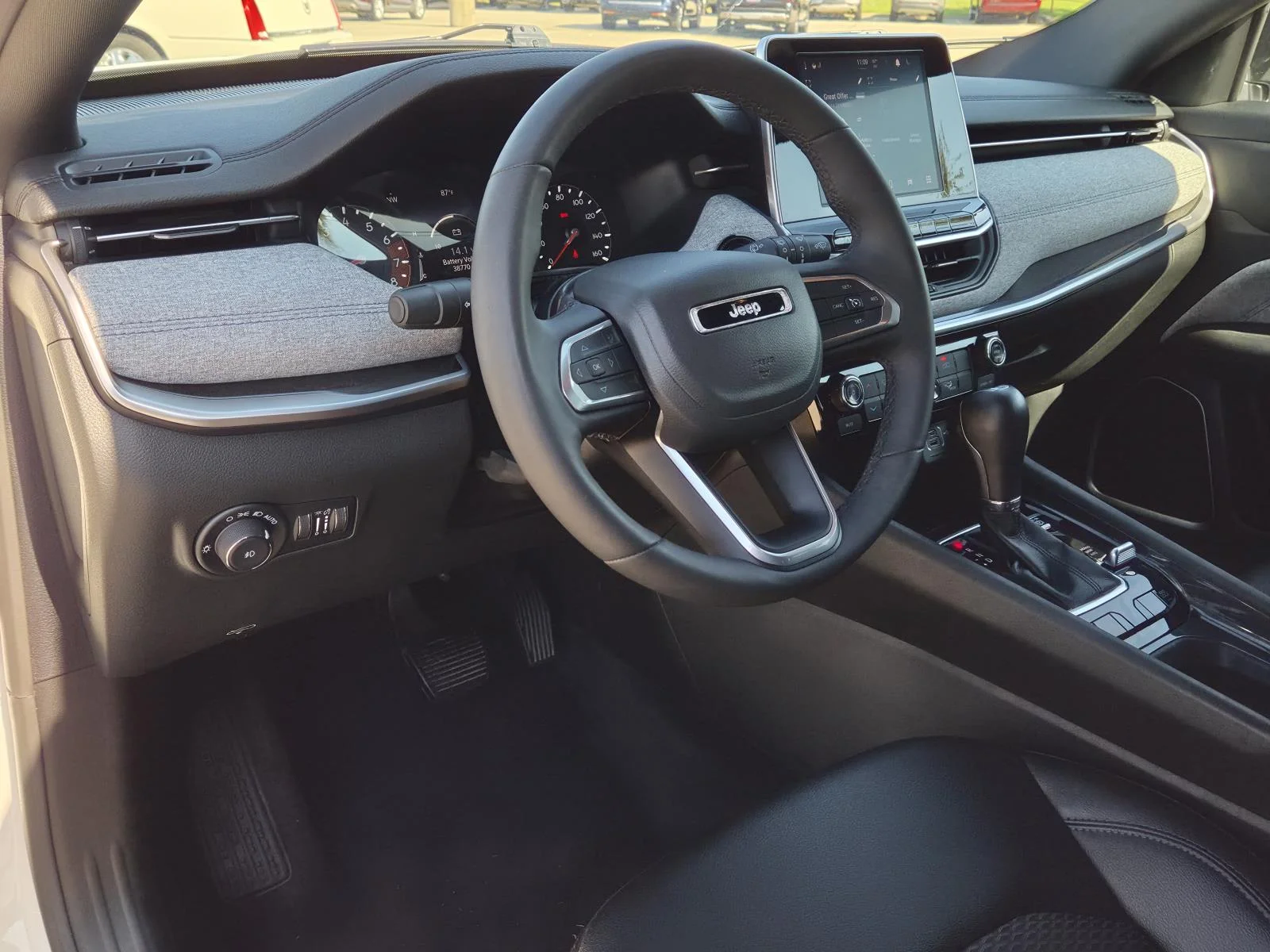 Used 2025 White/off-white Jeep Latitude 4x4 image 27