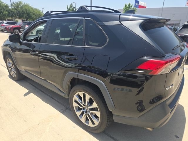 Used 2019  Toyota XLE Premium image 4