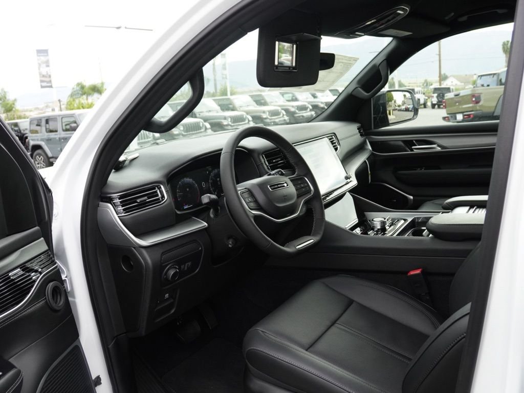 New 2026 Bright White Clear-Coat Exterior Paint Jeep Limited image 19