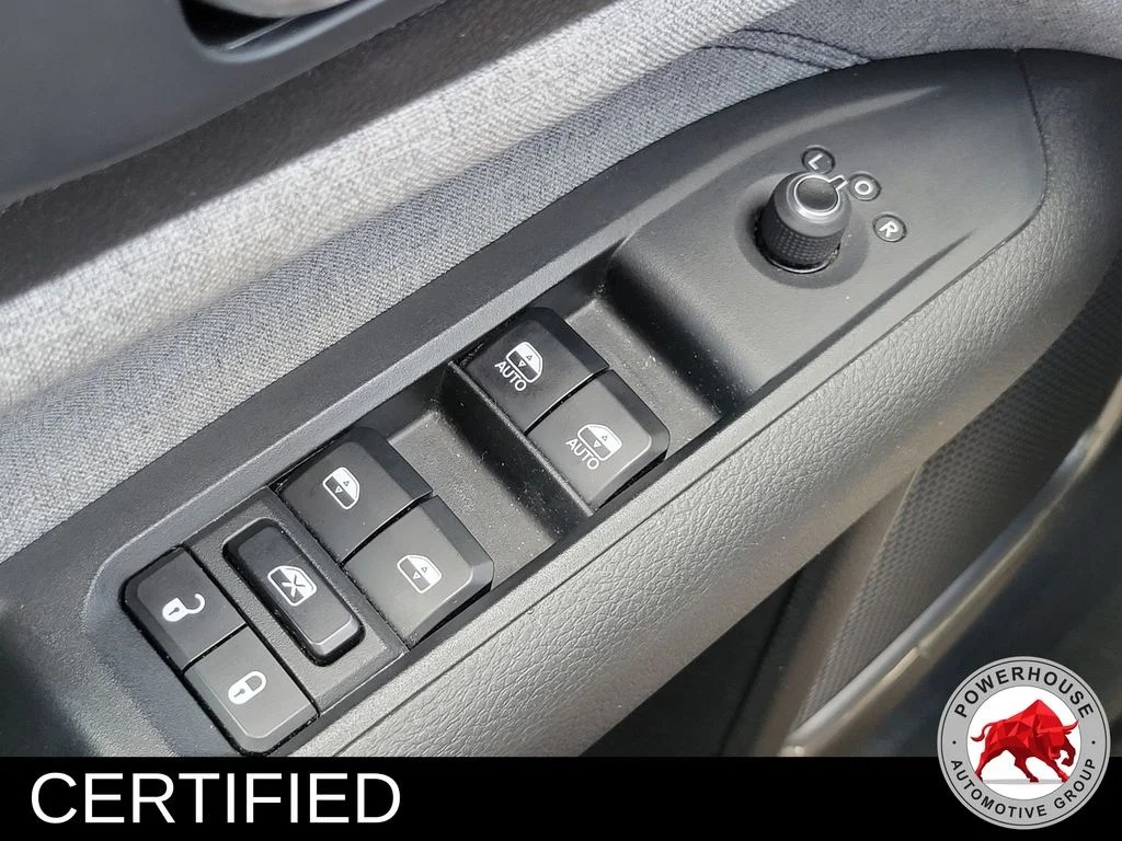 Used 2024  Jeep Latitude image 25