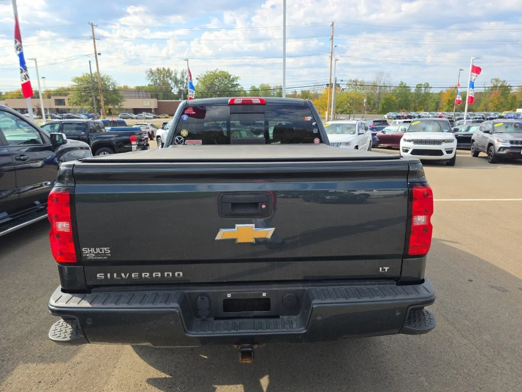 Used 2018 GRAPHITE METALLIC Chevrolet LT image 9
