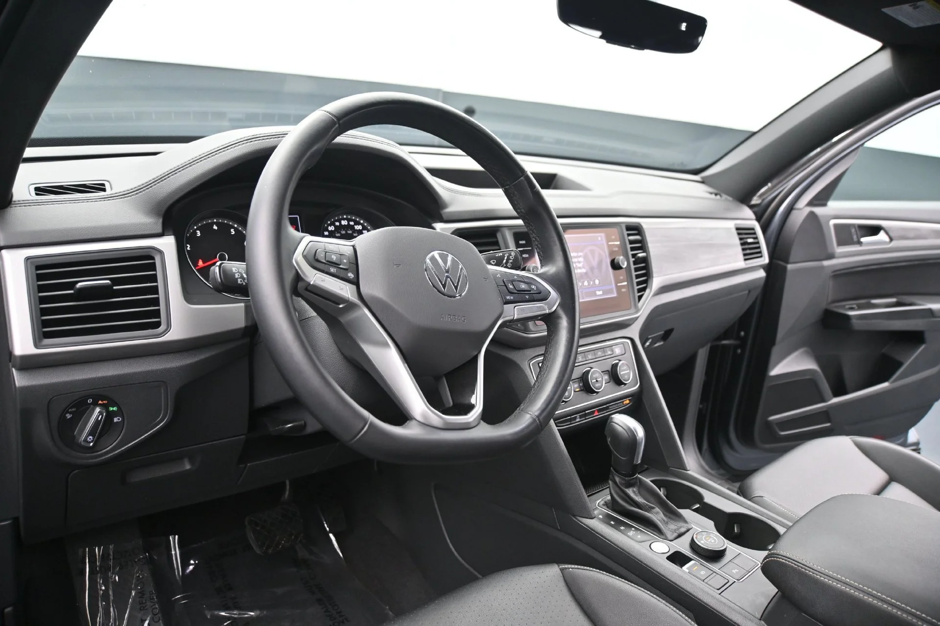 Used 2020 Platinum Gray Metallic Volkswagen 3.6L V6 SE w/Technology image 23