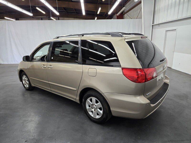 2007 Toyota Sienna LE photo 3