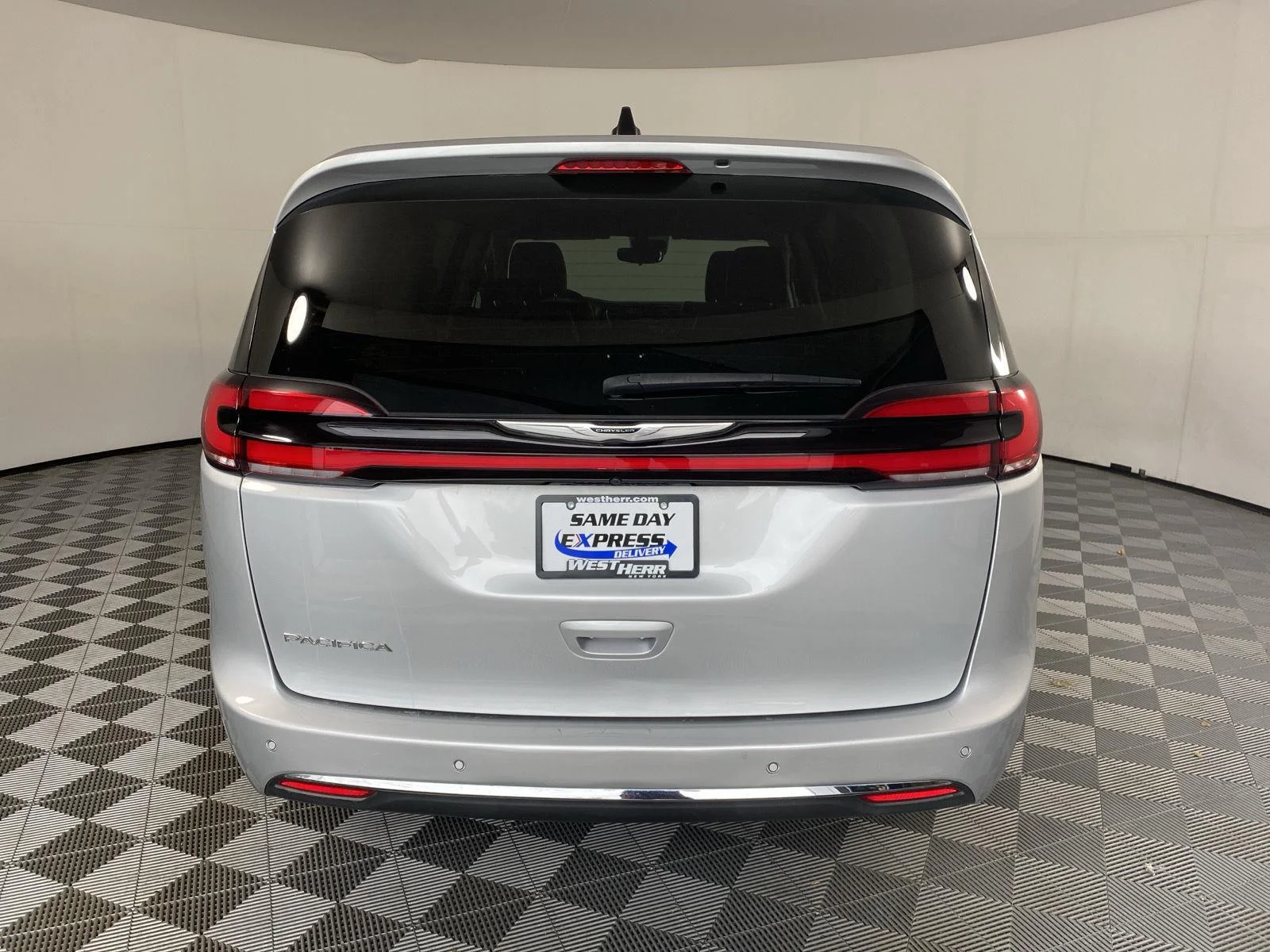 Used 2024 Silver Mist Clearcoat Chrysler Touring L image 17