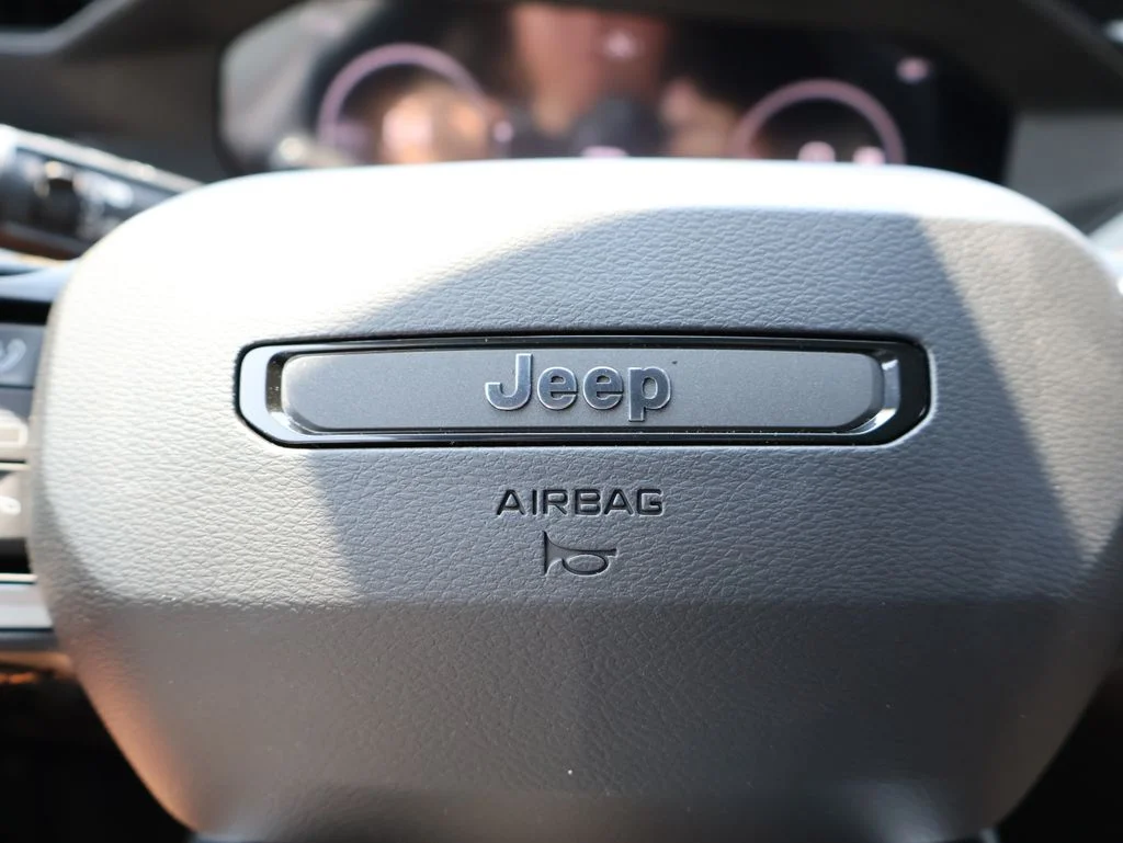 New 2026 Bright White Clear-Coat Exterior Paint Jeep Laredo image 26